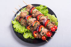 烤猪肉羊肉串或烤肉串, 搭配蔬菜。食品背景烤肉串