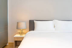 卧室室内装饰用灯具白色枕头和毛毯