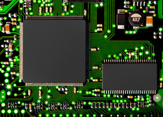 密切起来的计算机电路板绿色与晶体管和