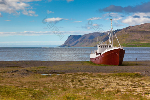 被遗弃的<strong>捕鱼船</strong>在冰岛