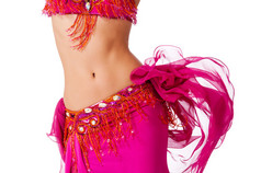 摇晃她的臀部热粉红装扮成女性跳肚皮舞的躯干.