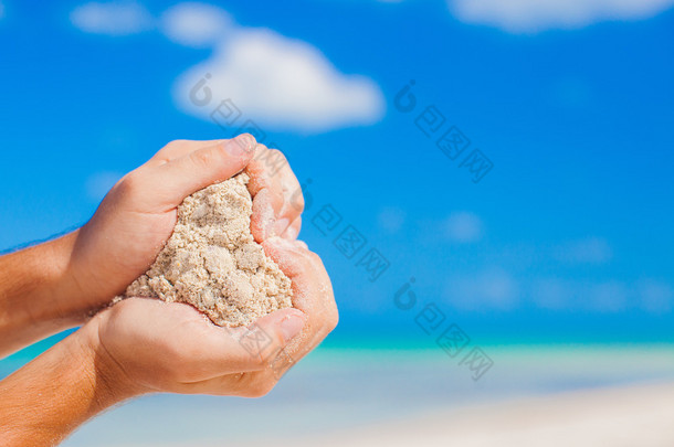 手牵着白色热带海滩形成心形<strong>背景大海</strong>