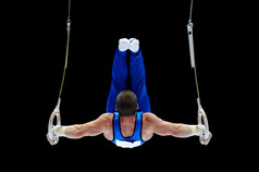 体操运动员在吊环上执行