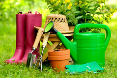 绿色背景和草的园艺工具