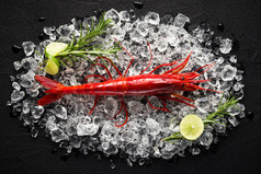 鲜红的大虾在冰面上的黑色石桌上俯瞰