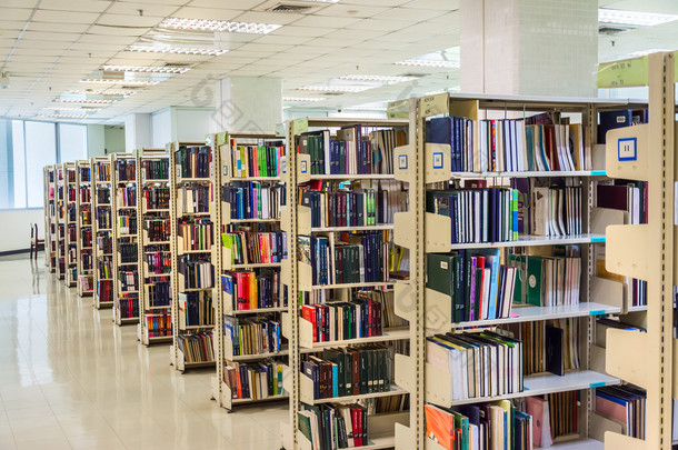 在大学里，充满了知识的公立图书馆里的书架的行