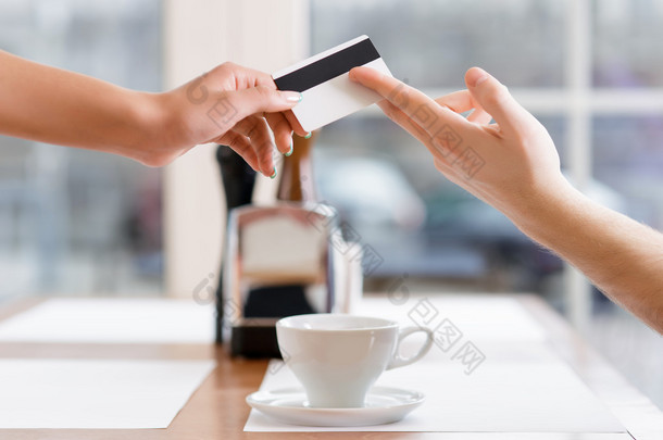 女服务员正在<strong>信用卡</strong>从客户端.