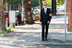 盲人在人行道上行走