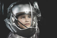 男孩玩要成为一名宇航员