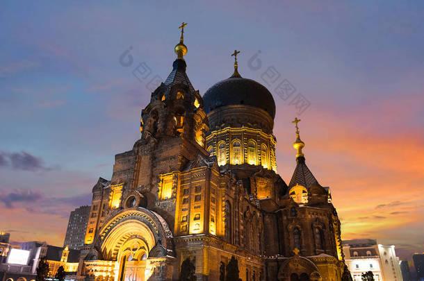 在哈尔滨圣索菲亚大教堂建于 1907 年，1997 年改建成博物馆。它矗立在高 53.3 米 （175 英尺），占地面积 721 平方米