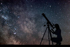用望远镜看星星的女孩。银河星系.