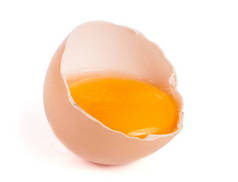 破的鸡蛋蛋黄和蛋壳上孤立的白色背景