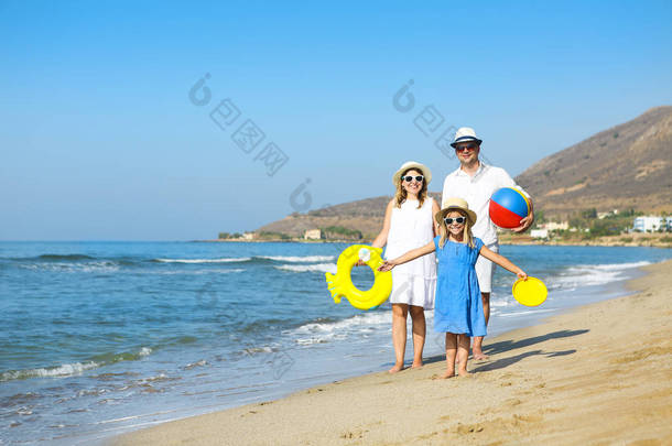 幸福开心的年轻<strong>家庭</strong>在<strong>日</strong>落时在海滩上运行。<strong>家庭</strong>