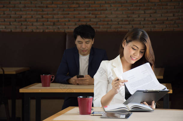 年轻妇女汇报他们的商业意图，并且乐于在一家咖啡店.