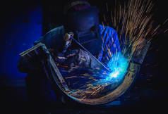 钢铁工业中焊接钢结构和明亮的火花.蓝色调