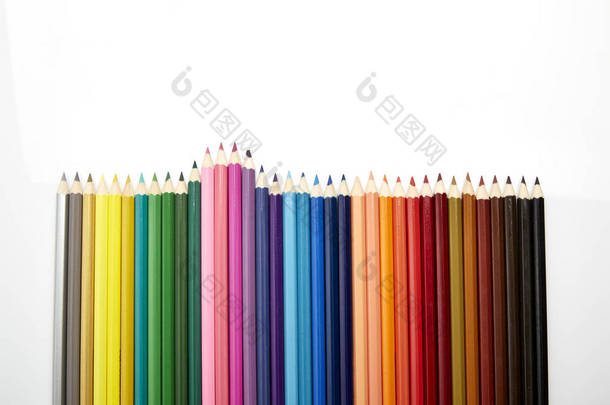 白色背景上有许多不同颜色的<strong>铅笔</strong>