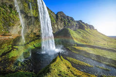 站在 Seljalandsfoss 与彩虹，美丽神奇的旅游景观从冰岛,