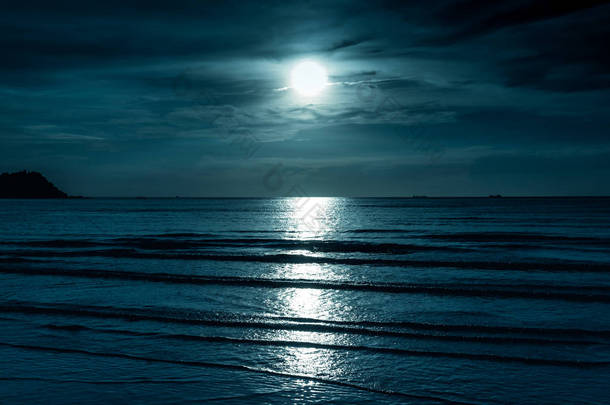 色彩斑斓的天空<strong>乌云密布</strong>，皎洁的月亮在海景。宁静自然背景.