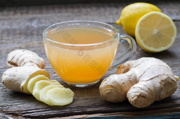 姜自制茶汤上木板加柠檬