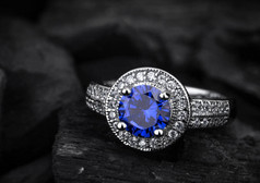 珠宝首饰戒指多级大蓝 sapphir darck 煤背景