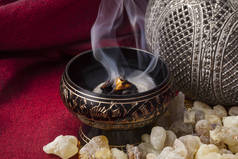 弗兰肯香在炽热的煤上燃烧.乳香是一种芳香树脂，用于宗教仪式、香和香水.