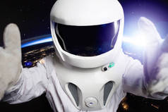 宇航员在一个黑色的背景空间。有些人戴着头盔。脸部自由空间