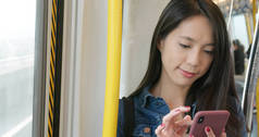 工作在移动电话的妇女, 流动办公室概念, 使用手机在火车车厢回复顾客消息