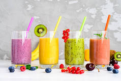 新鲜水果在玻璃上的果汁, 健康的食物