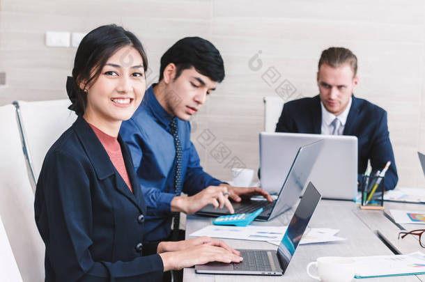 商人使用笔记本电脑, 并在会议室一起讨论。团队理念