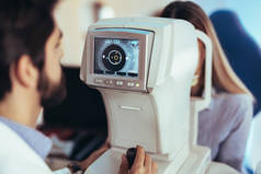 验光师检查病人的视力和视觉校正