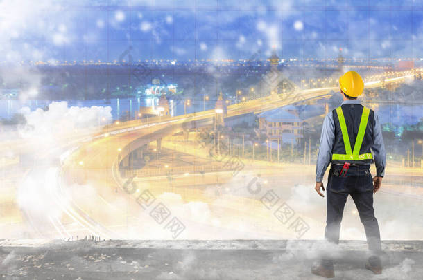 为工人安全而持有黄色头盔的工程师的<strong>双重</strong>曝光。风暴背景下的现代高层建筑.