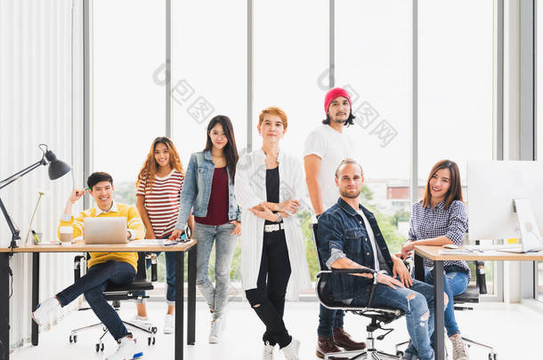 自信的集团肖像, 多民族多元化的商务团队在办公室会议上, 复制空间。创意人员、组织团队建设、任务愿景、解决方案支持服务或启动概念