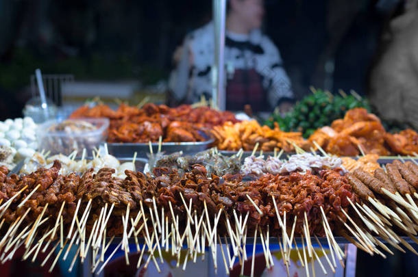 许多烧烤串排队, 准备为饥饿的顾客烤