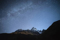 夜间景观。与银河系翻山越岭的星空。乌什巴山山根据初升的月亮。主要的高加索脊。-上斯瓦涅季，格鲁吉亚