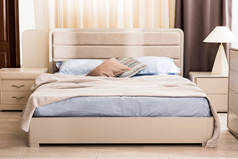 现代卧室内有柔软的床和枕头