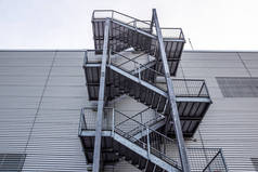 抽象工业建筑片断在蓝天背景, 金属楼梯部分