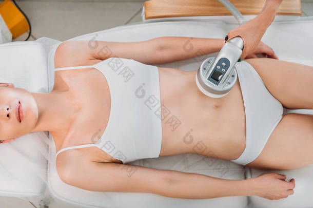 美容师在水疗沙龙白色内衣中对女性客户进行电按摩的部分看法