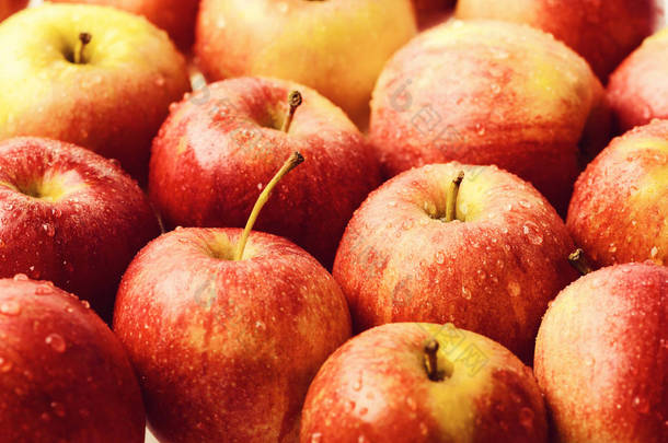 苹果。红苹果新鲜原料很多，许多有机新鲜甜水果，水滴湿的苹果背景.