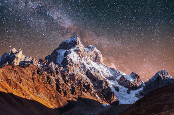 梦幻般的星空。秋天的风景和白雪皑皑的山峰。主要的高加索脊。山视图从山 Ushba 迈尔, 佐治亚。欧洲.