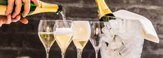庆祝节日主题的香槟和充满眼镜的瓶子