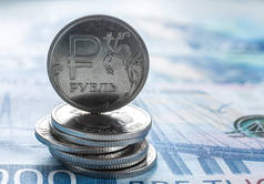 俄罗斯卢布硬币与2000卢布背景