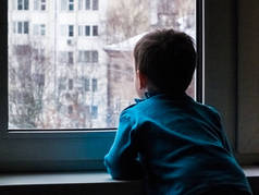 一个小男孩从窗户往外看, 等着春天什么的.....。外面又下雪又冷