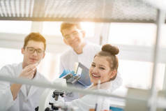 一组年轻的医学生一起在化学实验室做研究，由大学生在室内协同工作