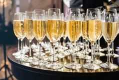 眼镜上有香槟新年庆祝与香槟.