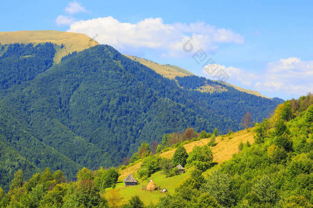 大自然在山里, 风景秀丽, 山景秀丽, 喀尔巴泰山脉, 一座房子在山里.