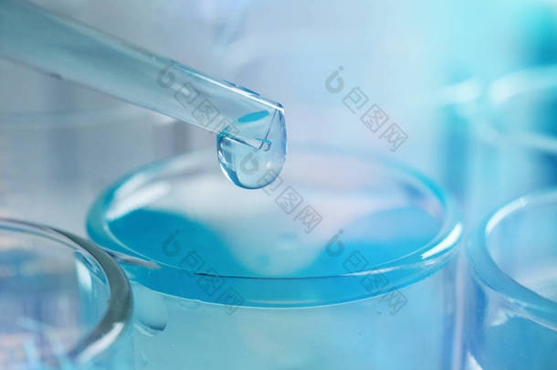 在一个未来派的实验室，移液管的科学家分析了色的液体中提取的 Dna 和分子的试管中。概念︰ 研究，生物化学，<strong>身临其境</strong>的技术，增强现实