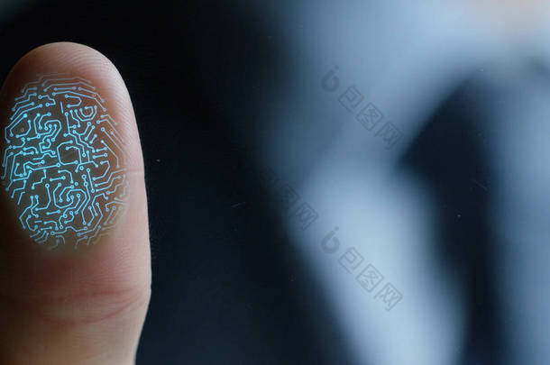 商人扫描指纹生物识别身份和批准。通过指纹在身临其境技术未来和控制论，业务安全和密码控制的未来的概念