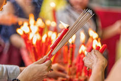 佛教中的烧香和蜡烛崇拜.