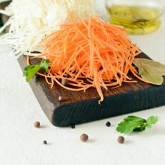 在浅色背景的木板上切新鲜卷心菜和胡萝卜。用于发酵的蔬菜, 用于长期发酵。新鲜蔬菜的组合。健康的食物观念。顶部视图, 切碎