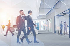 商务人士在现代办公室里行走和交流, 三角模式有双重曝光。企业生活方式的概念。色调图像模糊